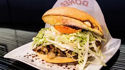 Ile kalorii ma kebab? Kaloryczność bułki, tortilli i talerza