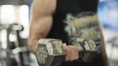 Ćwiczenia na biceps z hantlami – Kompletny przewodnik trenin